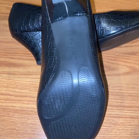 Easy Street Women’s Black leather pumps - Picture 2 of 6